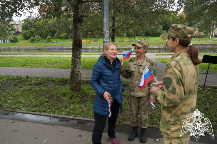 В Иванове росгвардейцы приняли участие в праздничном флешмобе ко Дню Государственного флага
