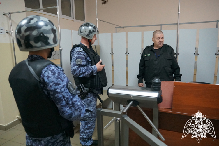 В Иванове сотрудники Росгвардии приняли участие во всероссийских учениях по антитеррористической защищенности объектов образования