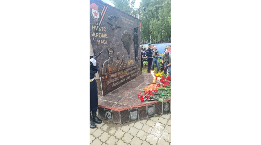 Сотрудники Росгвардии поздравили десантников с 95-й годовщиной со дня образования Воздушно-десантных войск в Иванове