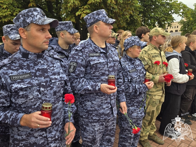 Сотрудники и военнослужащие Росгвардии почтили память жертв террористических актов в Иванове