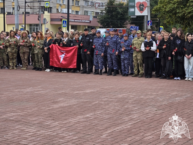 Сотрудники и военнослужащие Росгвардии почтили память жертв террористических актов в Иванове