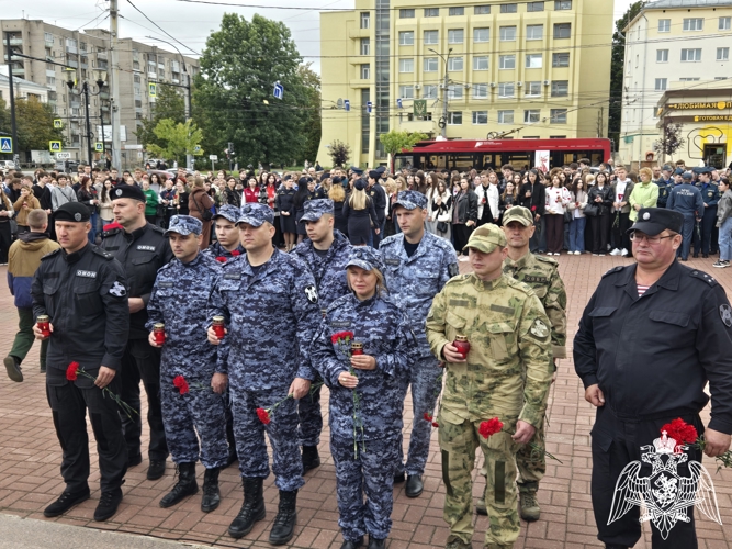 Сотрудники и военнослужащие Росгвардии почтили память жертв террористических актов в Иванове