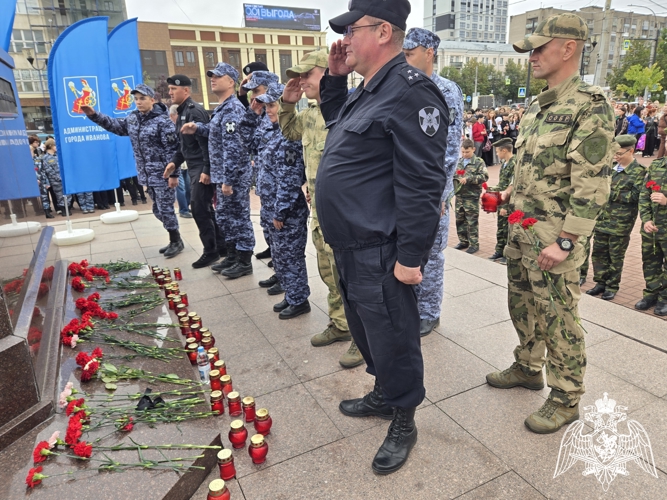 Сотрудники и военнослужащие Росгвардии почтили память жертв террористических актов в Иванове