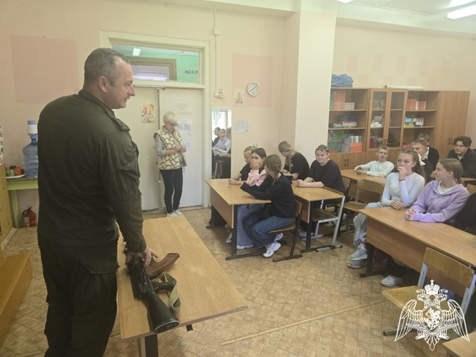Росгвардейцы провели мастер-класс по разборке-сборке автомата Калашникова для школьников Приволжска
