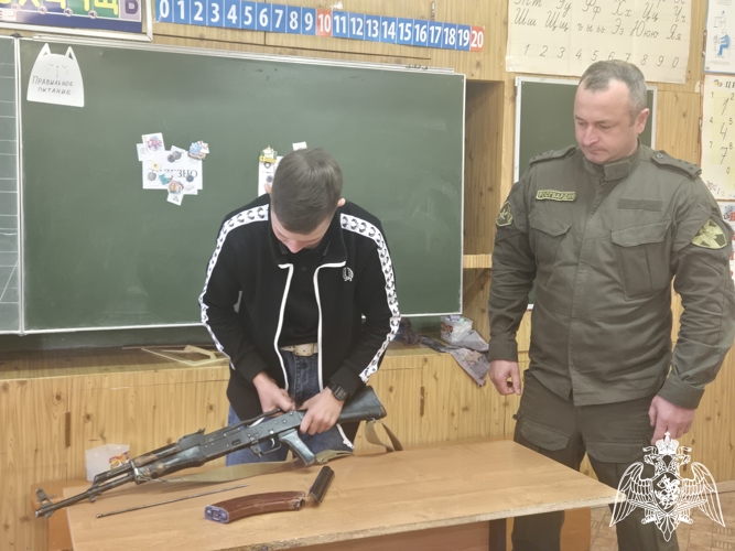 Росгвардейцы провели мастер-класс по разборке-сборке автомата Калашникова для школьников Приволжска