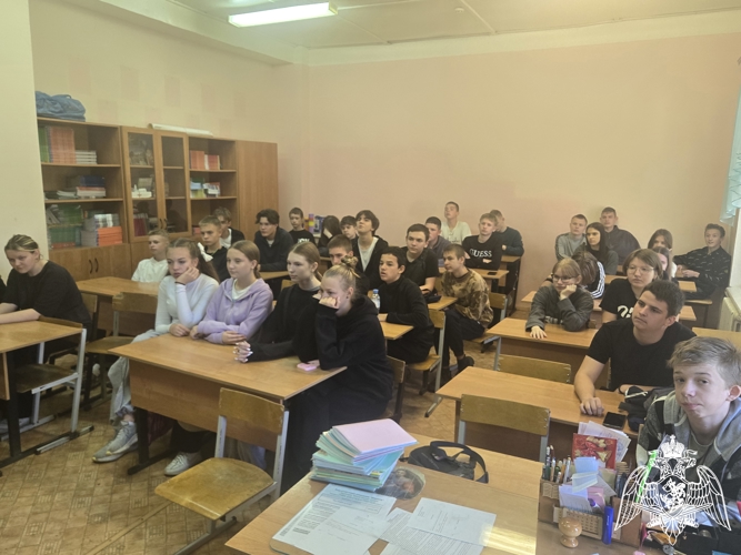 Росгвардейцы провели мастер-класс по разборке-сборке автомата Калашникова для школьников Приволжска