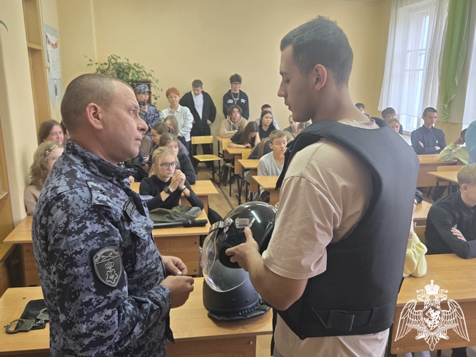 Росгвардейцы провели мастер-класс по разборке-сборке автомата Калашникова для школьников Приволжска