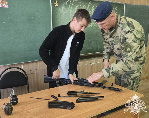 Росгвардейцы провели мастер-класс по разборке-сборке автомата Калашникова для школьников Приволжска