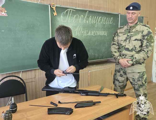 Росгвардейцы провели мастер-класс по разборке-сборке автомата Калашникова для школьников Приволжска