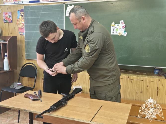 Росгвардейцы провели мастер-класс по разборке-сборке автомата Калашникова для школьников Приволжска