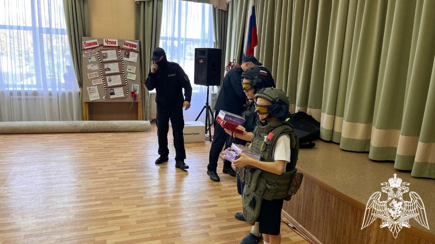 В преддверии Дня солидарности в борьбе с терроризмом сотрудники СОБР «Сумрак» провели урок мужества