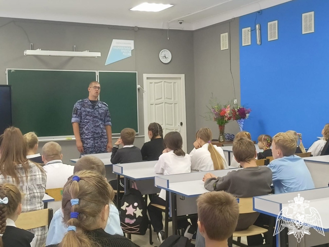 Офицер Росгвардии рассказал школьникам о поступлении в ведомственные вузы