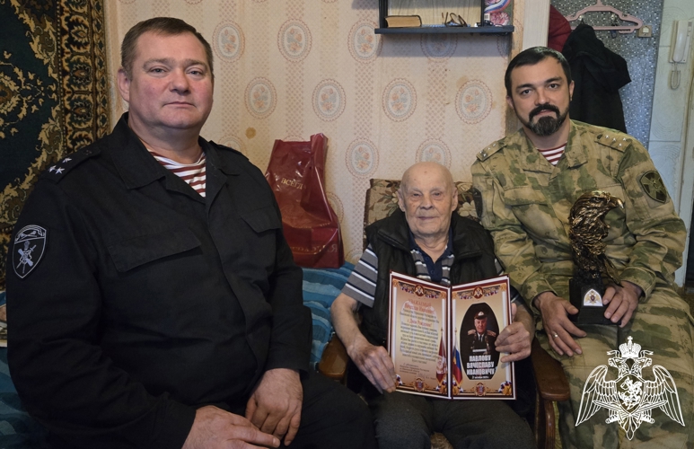 В Иванове сотрудники Росгвардии поздравили с днем рождения ветерана Великой Отечественной войны