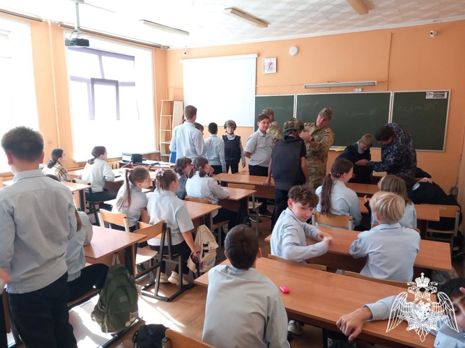 В Иванове росгвардецы провели тематическое занятие со школьниками