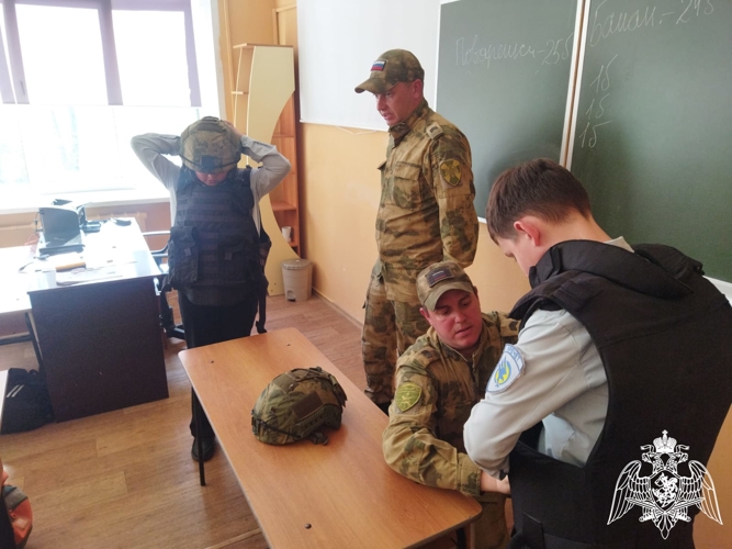 В Иванове росгвардецы провели тематическое занятие со школьниками