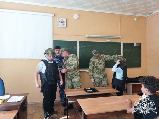В Иванове росгвардецы провели тематическое занятие со школьниками