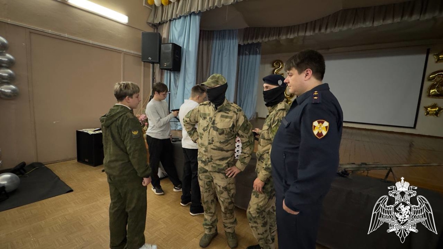 Офицеры Росгвардии провели с ивановскими школьниками профориентационное занятие
