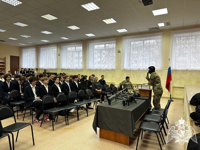 Офицеры СОБР «Сумрак» рассказали школьникам о своей работе