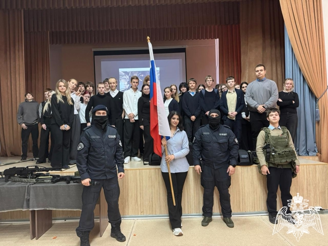 В Иванове росгвардейцы провели профориентационную встречу для школьников