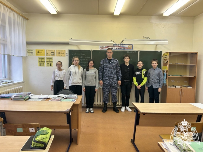 В Иванове и области сотрудники Росгвардии продолжают знакомить школьников со своим ведомством