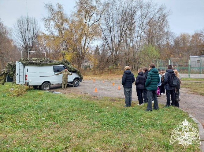 Военнослужащие центра связи Управления Росгвардии по Ивановской области продемонстрировали ивановским школьникам  работу командно-штабной машины