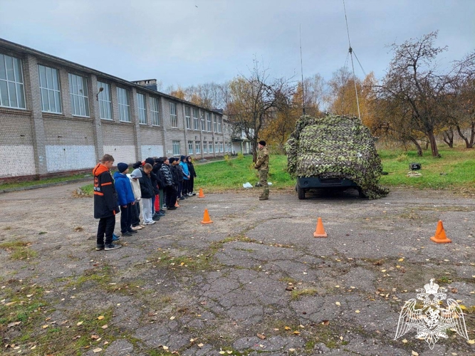 Военнослужащие центра связи Управления Росгвардии по Ивановской области продемонстрировали ивановским школьникам  работу командно-штабной машины