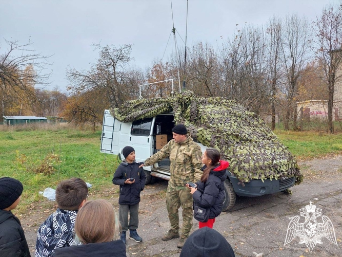 Военнослужащие центра связи Управления Росгвардии по Ивановской области продемонстрировали ивановским школьникам  работу командно-штабной машины