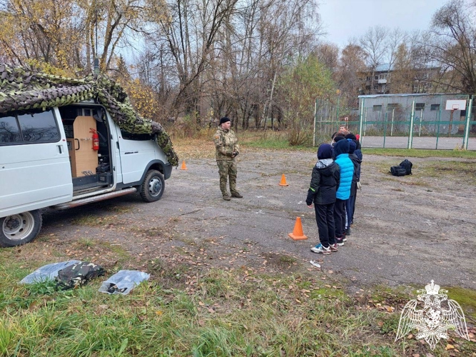 Военнослужащие центра связи Управления Росгвардии по Ивановской области продемонстрировали ивановским школьникам  работу командно-штабной машины