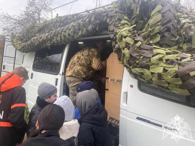 Военнослужащие центра связи Управления Росгвардии по Ивановской области продемонстрировали ивановским школьникам  работу командно-штабной машины