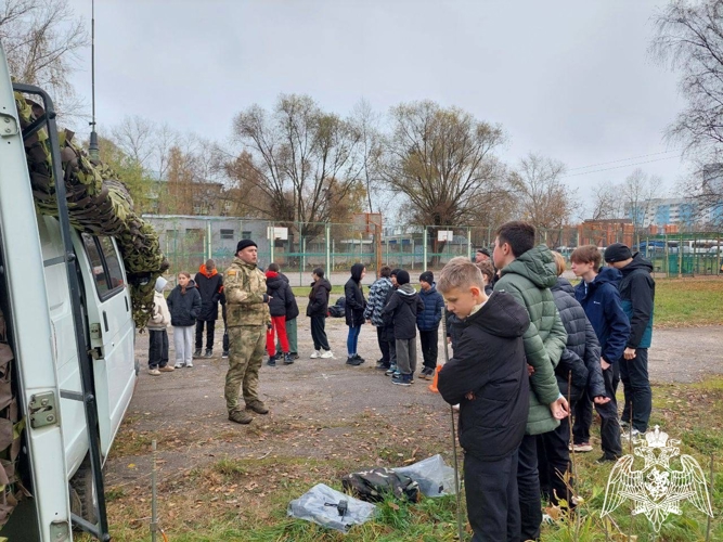 Военнослужащие центра связи Управления Росгвардии по Ивановской области продемонстрировали ивановским школьникам  работу командно-штабной машины