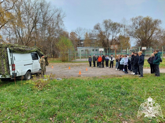 Военнослужащие центра связи Управления Росгвардии по Ивановской области продемонстрировали ивановским школьникам  работу командно-штабной машины
