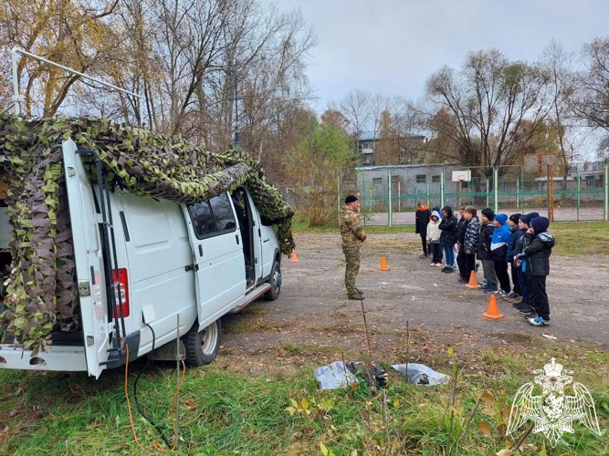 Военнослужащие центра связи Управления Росгвардии по Ивановской области продемонстрировали ивановским школьникам  работу командно-штабной машины