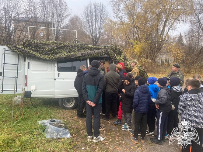 Военнослужащие центра связи Управления Росгвардии по Ивановской области продемонстрировали ивановским школьникам  работу командно-штабной машины