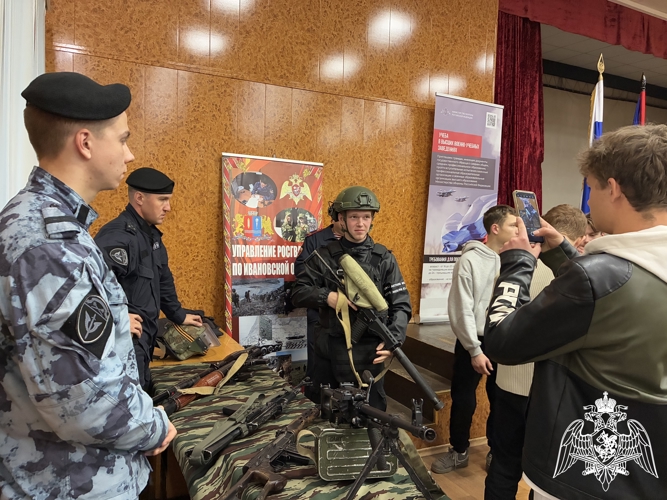 В Иванове росгвардейцы приняли участие в ежегодной информационно-агитационной акции "Есть такая профессия - Родину защищать!"