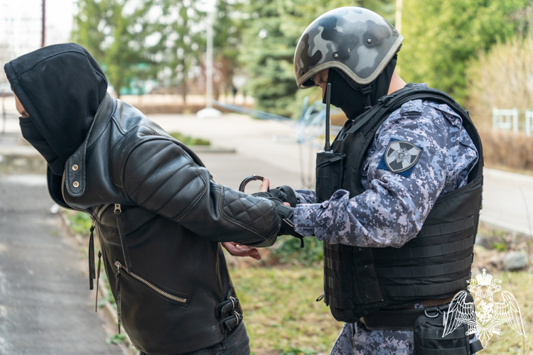 В свой профессиональный праздник сотрудники ивановской вневедомственной охраны задержали находящегося в федеральном розыске нижегородца 