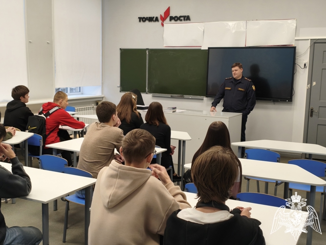 В Ивановской области офицер лицензионно-разрешительной работы обсудил перспективы поступления на службу в Росгвардию с южскими школьниками