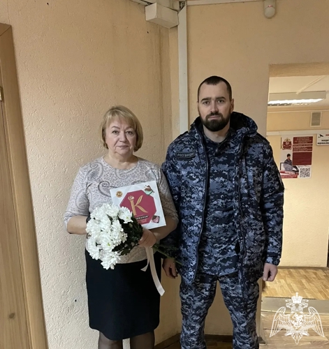 В Иванове сотрудники лицензионно-разрешительной работы поздравили с Днем матери вдову сослуживца