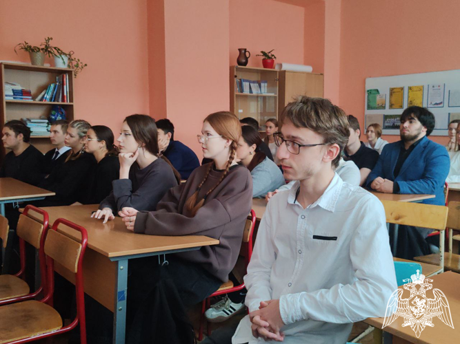 Представители Росгвардии пообщались с ивановскими старшеклассниками и провели для них урок мужества