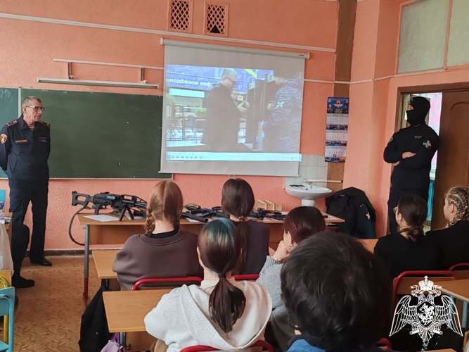 Представители Росгвардии пообщались с ивановскими старшеклассниками и провели для них урок мужества