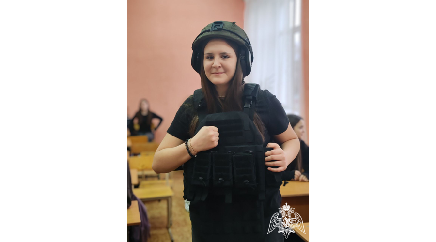 Представители Росгвардии пообщались с ивановскими старшеклассниками и провели для них урок мужества