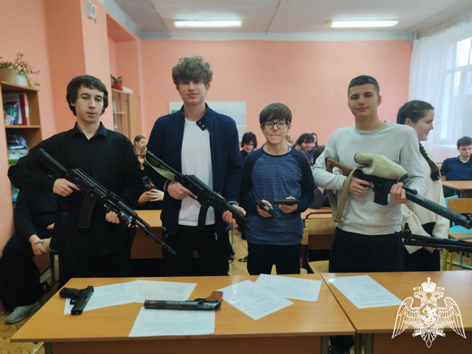Представители Росгвардии пообщались с ивановскими старшеклассниками и провели для них урок мужества