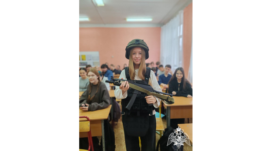 Представители Росгвардии пообщались с ивановскими старшеклассниками и провели для них урок мужества