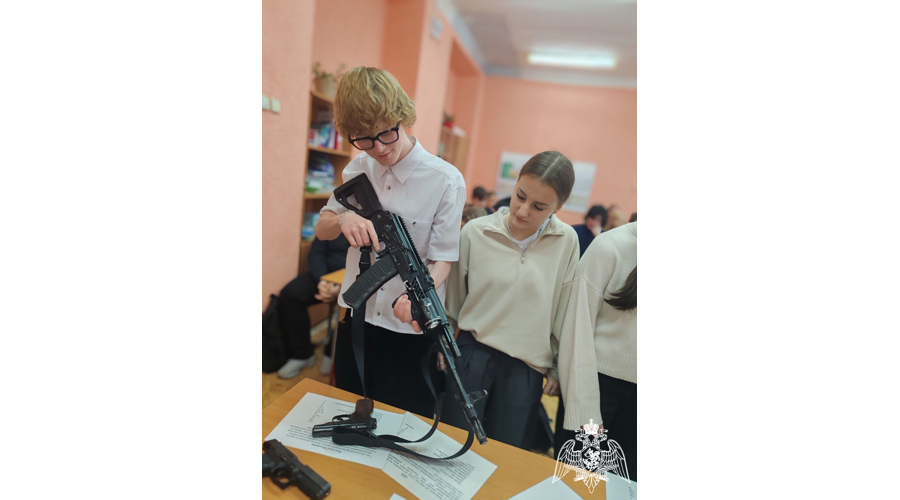Представители Росгвардии пообщались с ивановскими старшеклассниками и провели для них урок мужества