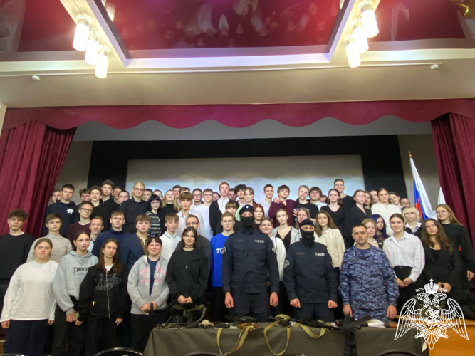 Офицеры СОБР "Сумрак" Росгвардии провели уроки мужества для старшеклассников ивановских школ