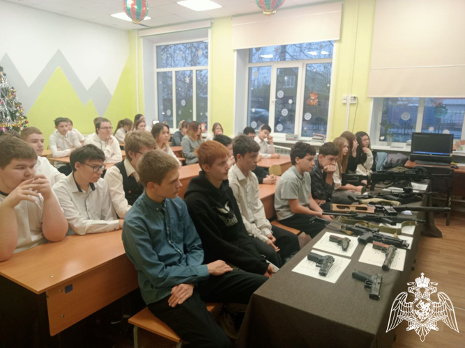В Иванове росгвардейцы провели для школьников урок мужества, посвященный Дню Героев Отечества