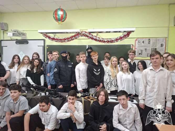 В Иванове росгвардейцы провели для школьников урок мужества, посвященный Дню Героев Отечества