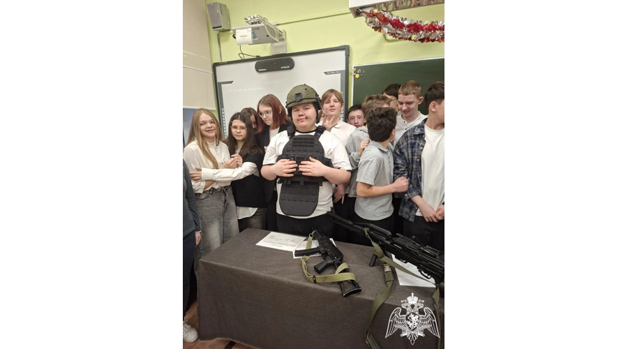 В Иванове росгвардейцы провели для школьников урок мужества, посвященный Дню Героев Отечества
