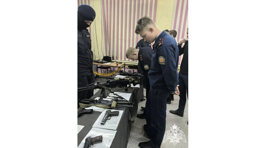 Бойцы СОБР "Сумрак" дали старт всероссийской акции Росгвардии "Безопасный Новый год" в Иванове