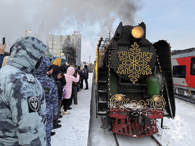 В Иванове росгвардейцы встретили поезд Деда Мороза