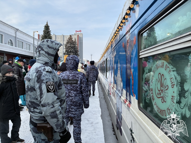 В Иванове росгвардейцы встретили поезд Деда Мороза